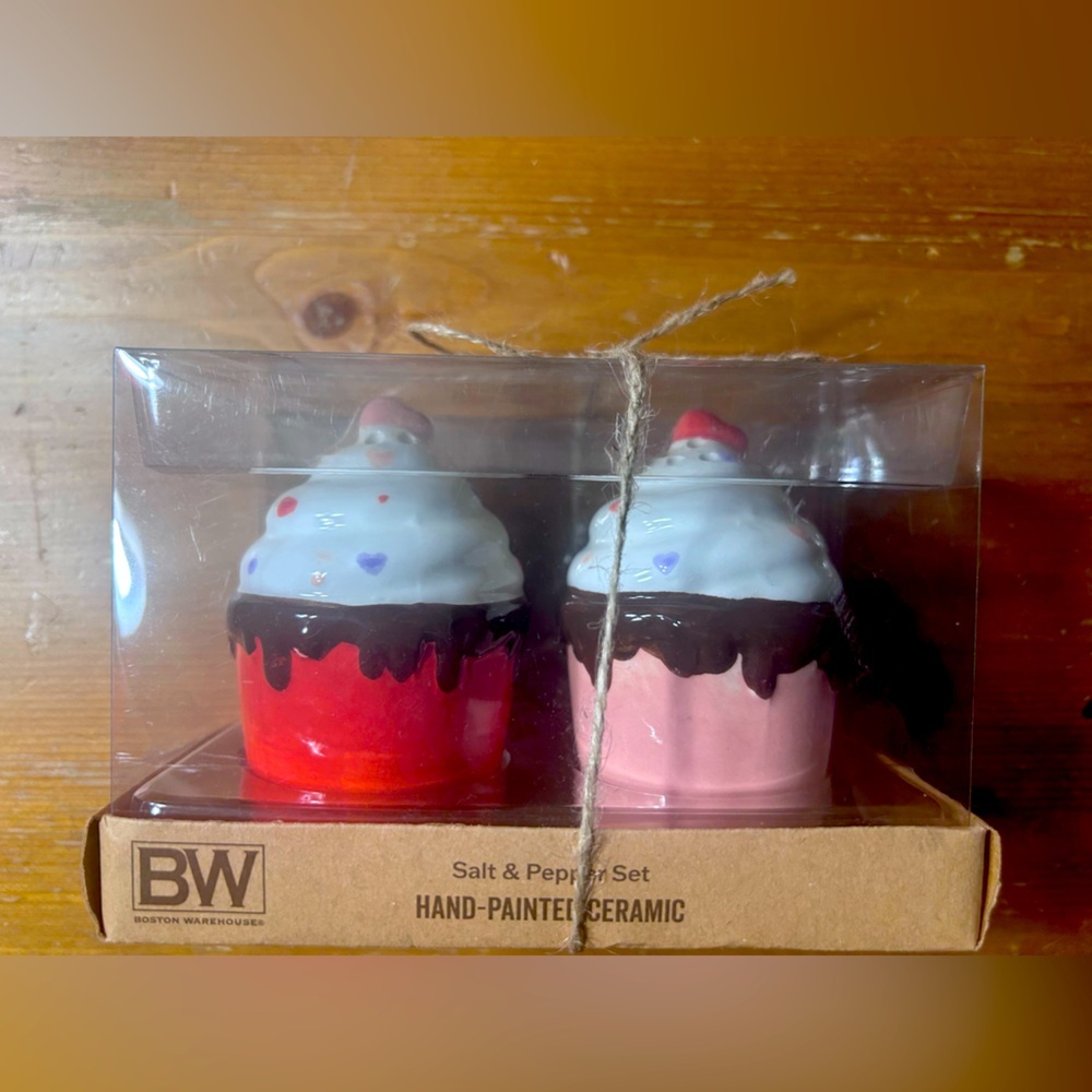 Boston Warehouses - Hand Painted Ceramic Cupcake Salt & Pepper Shakers - BNIB 🧁